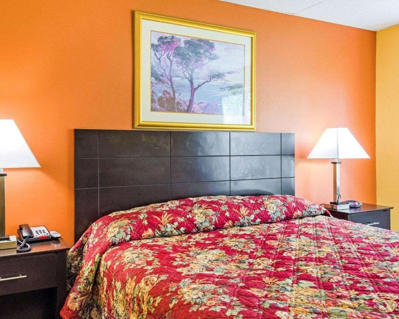 Econo Lodge Framingham Area image