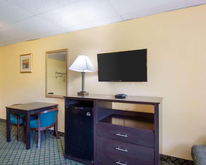 Econo Lodge Framingham Area image