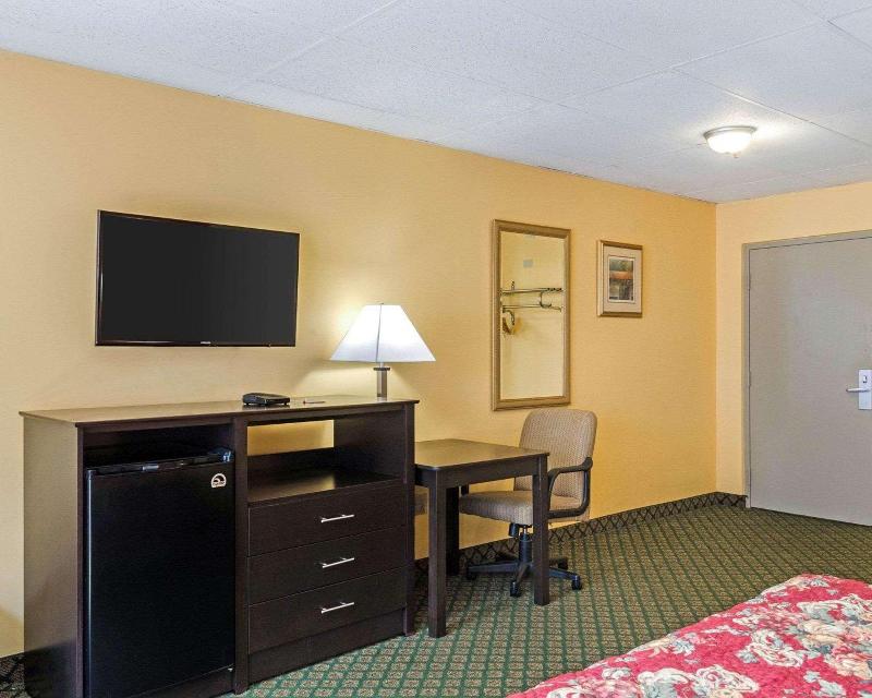Econo Lodge Framingham Area image