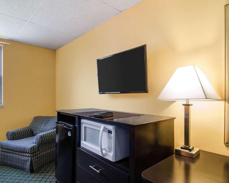 Econo Lodge Framingham Area image