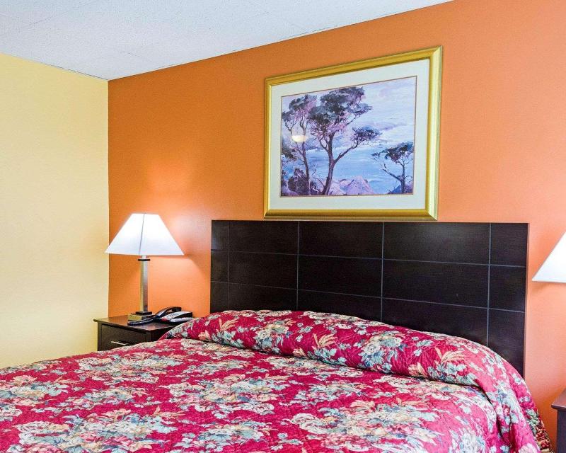 Econo Lodge Framingham Area image