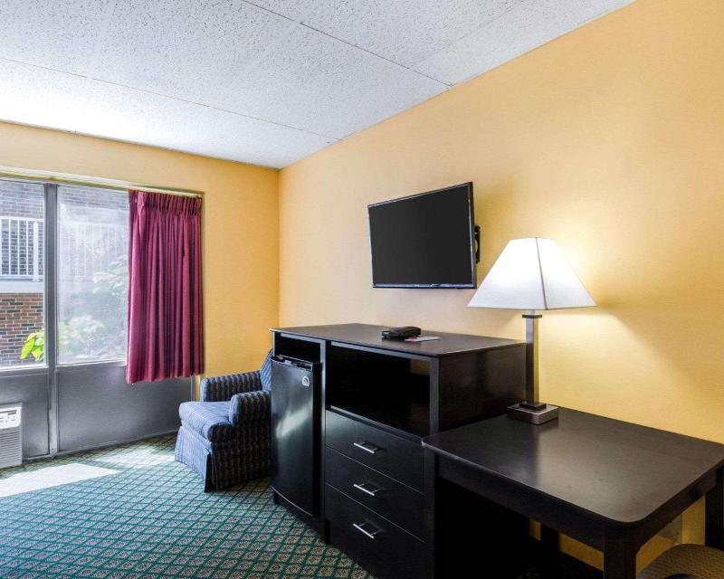 Econo Lodge Framingham Area image