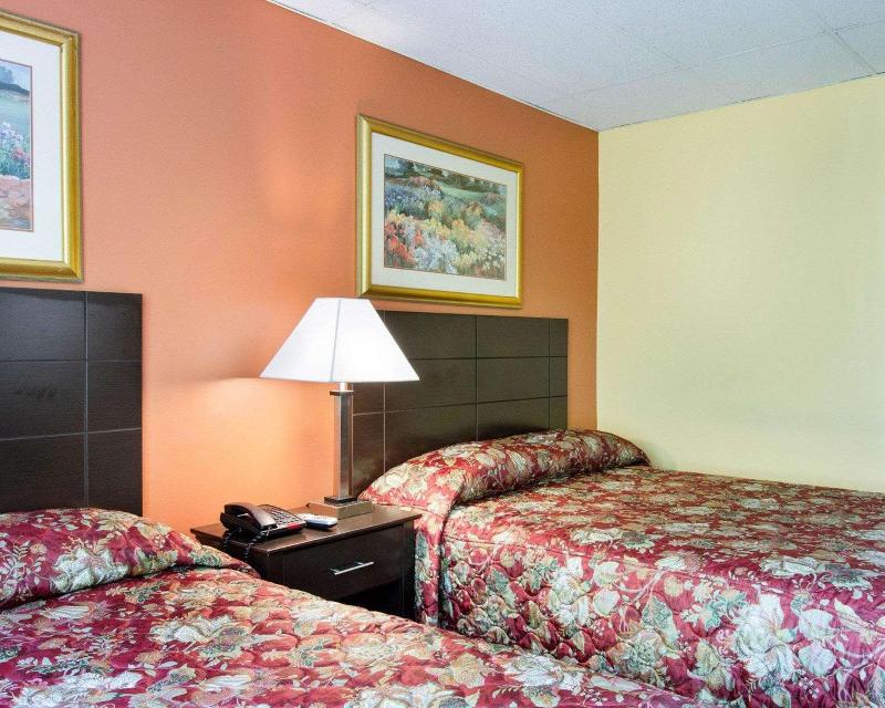 Econo Lodge Framingham Area image