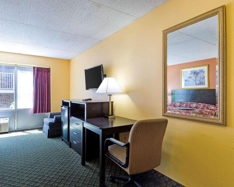 Econo Lodge Framingham Area image
