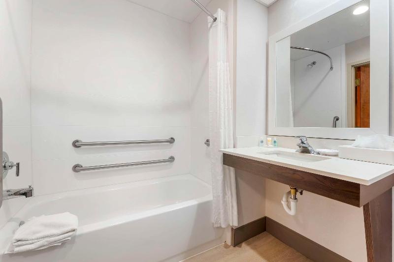 Comfort Inn & Suites LaVale - Cumberland image