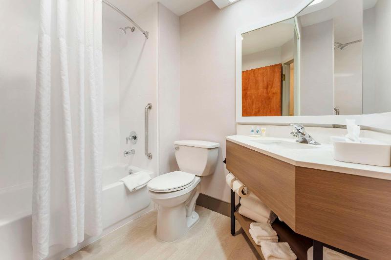 Comfort Inn & Suites LaVale - Cumberland image