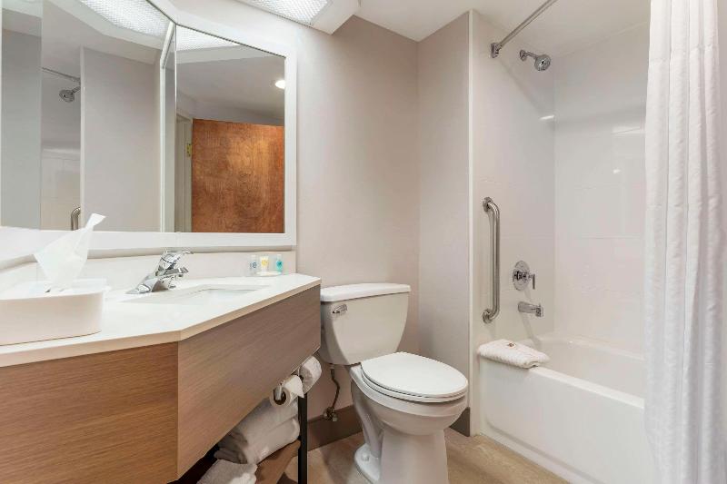 Comfort Inn & Suites LaVale - Cumberland image