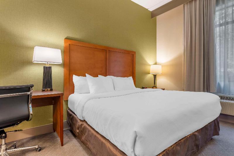 Comfort Inn & Suites LaVale - Cumberland image