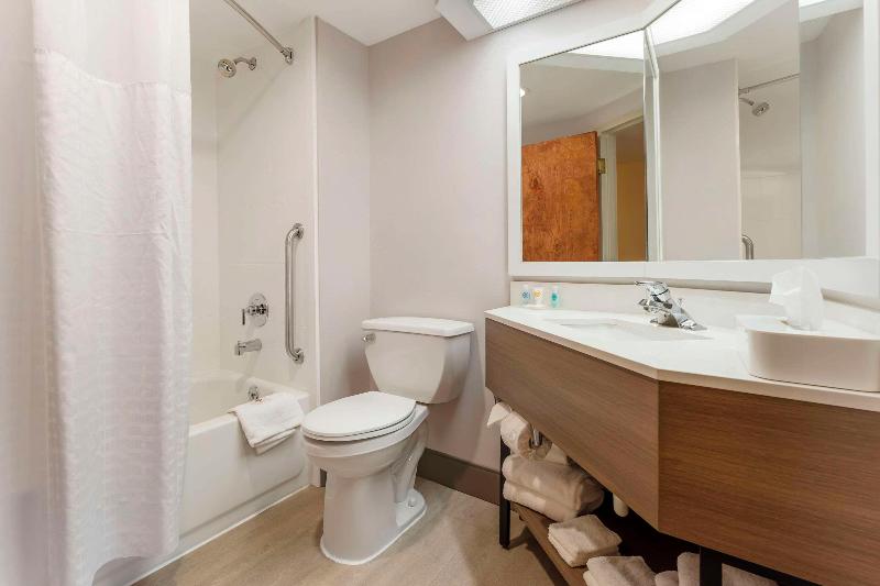 Comfort Inn & Suites LaVale - Cumberland image
