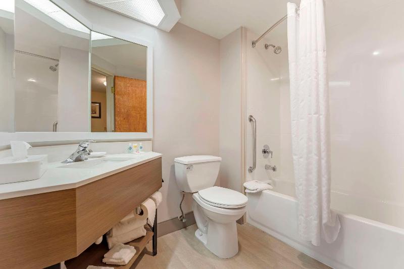 Comfort Inn & Suites LaVale - Cumberland image