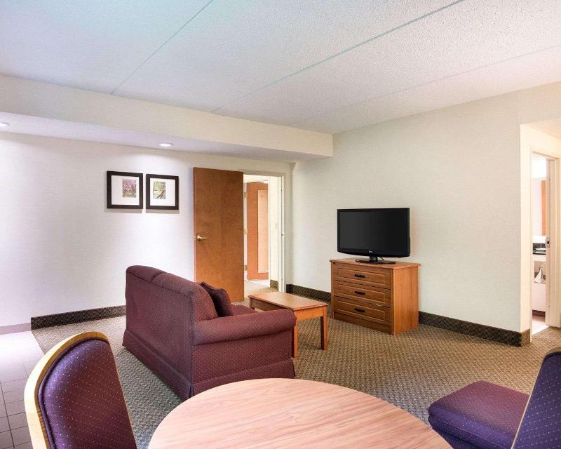 Comfort Inn & Suites LaVale - Cumberland image
