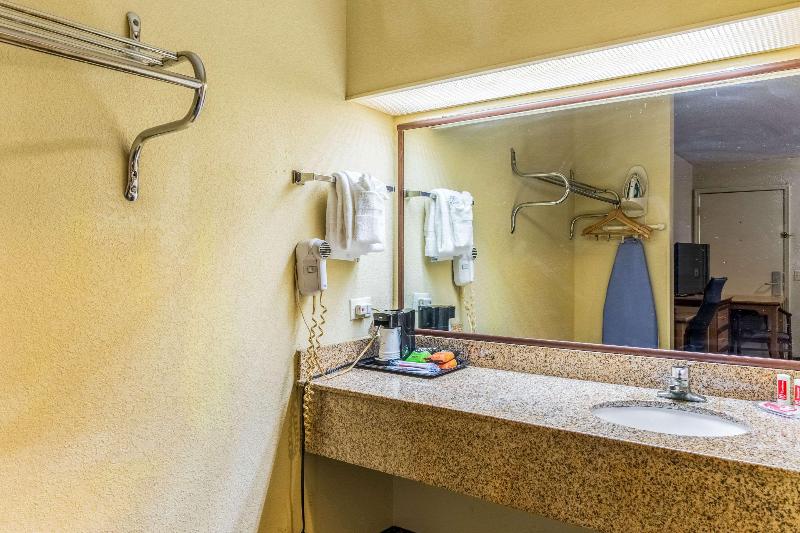 Econo Lodge Whiteville image