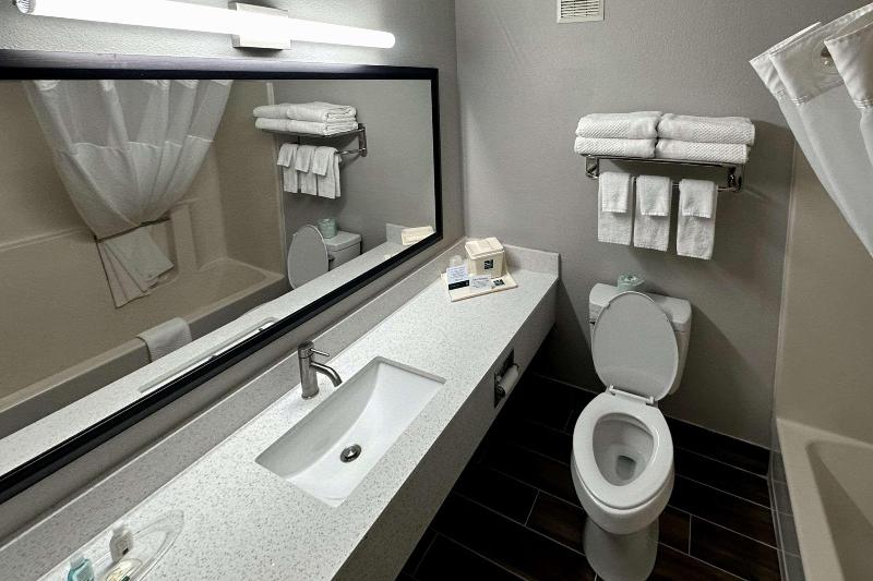 Quality Suites Near West Acres — photo 100