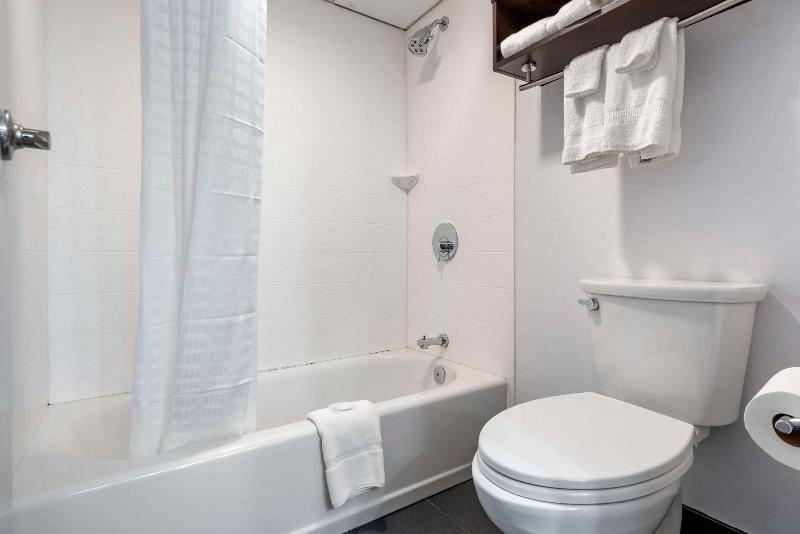 Comfort Inn & Suites Liverpool - Syracuse North image