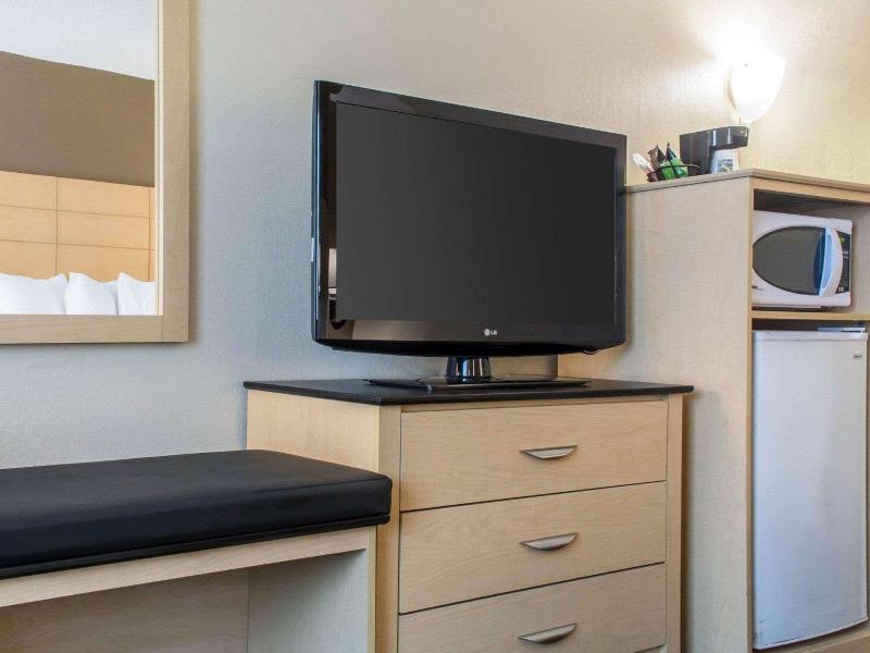 Quality Inn Geneseo Area image