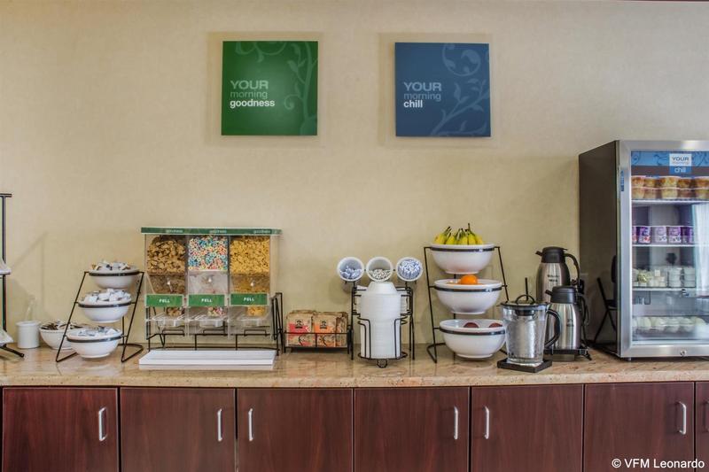 Comfort Inn & Suites Farmington - Victor image