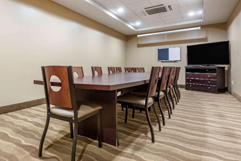 Comfort Inn & Suites Farmington - Victor image
