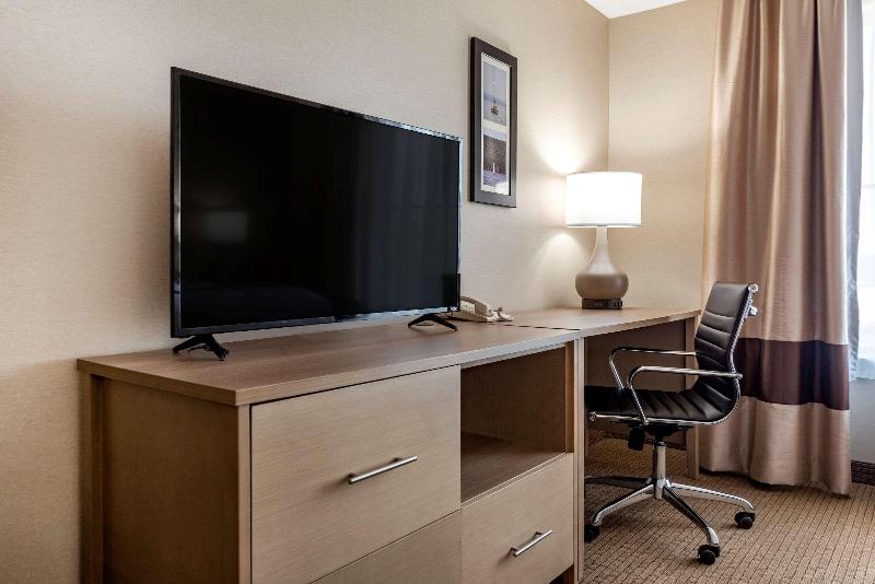 Comfort Inn & Suites Farmington - Victor image