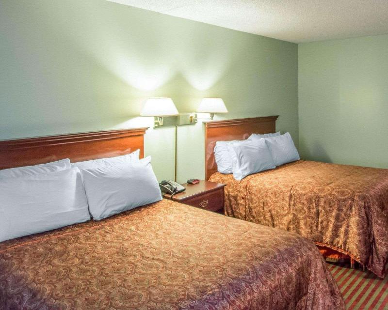 Rodeway Inn Lakeville image