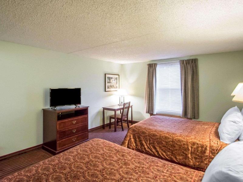 Rodeway Inn Lakeville image
