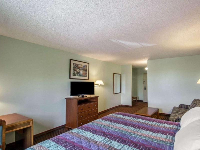 Rodeway Inn Lakeville image