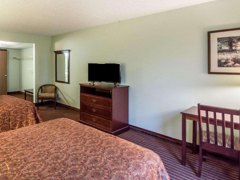 Rodeway Inn Lakeville image