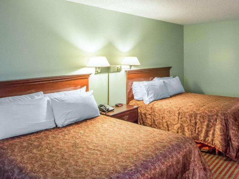 Rodeway Inn Lakeville image