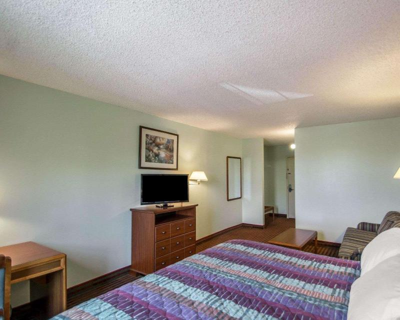 Rodeway Inn Lakeville image 8