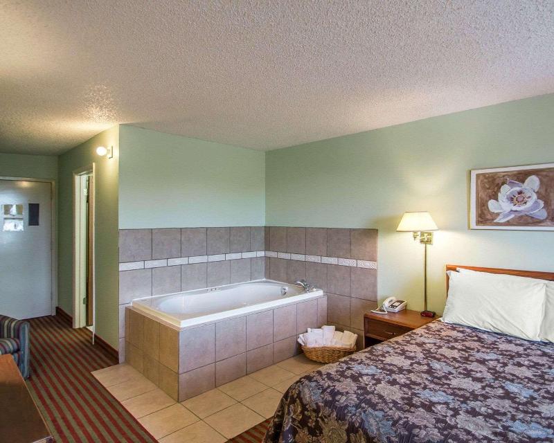 Rodeway Inn Lakeville image