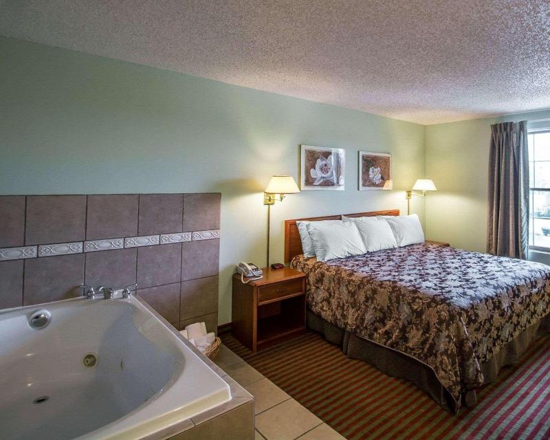 Rodeway Inn Lakeville image