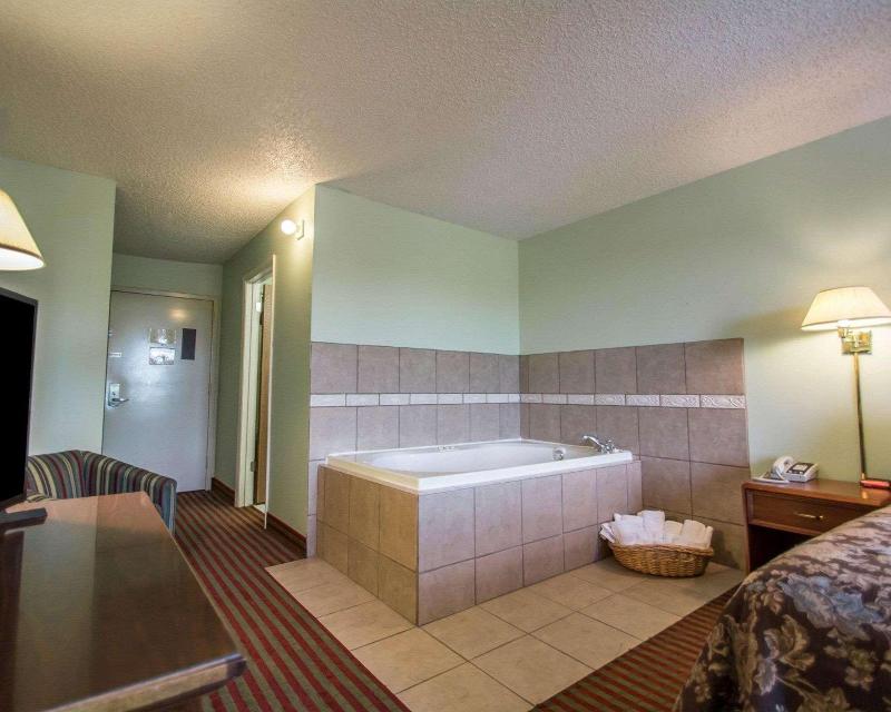 Rodeway Inn Lakeville image 4