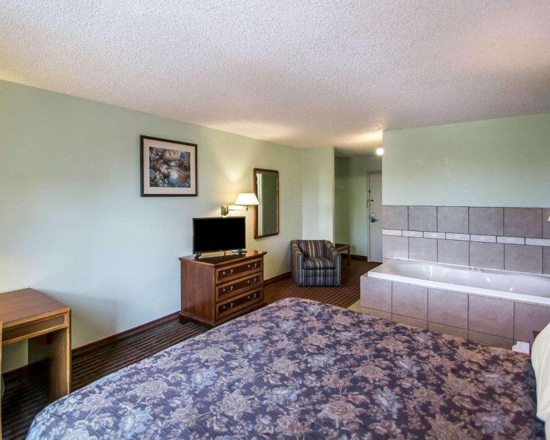 Rodeway Inn Lakeville image 2