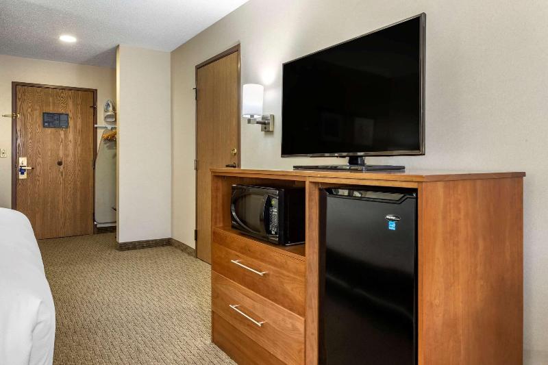Comfort Inn Millersburg image