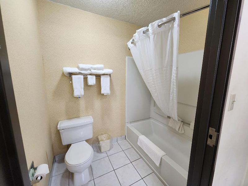 Quality Inn Wheelersbur image
