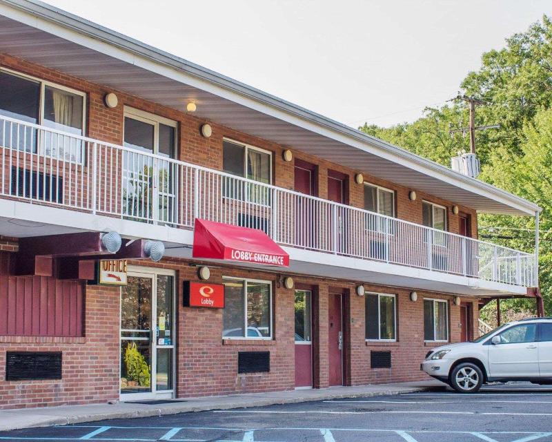 Econo Lodge Drums image