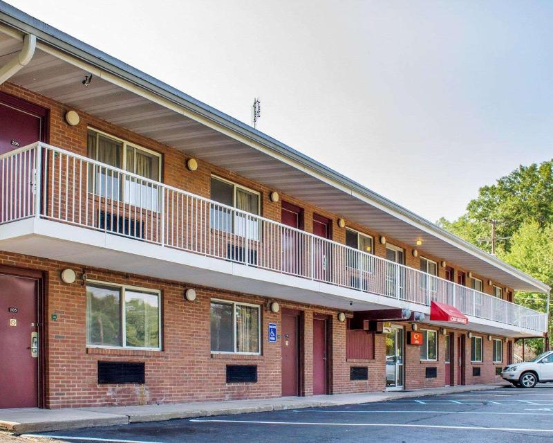 Econo Lodge Drums image
