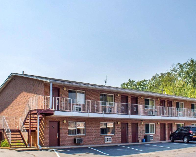 Econo Lodge Drums image