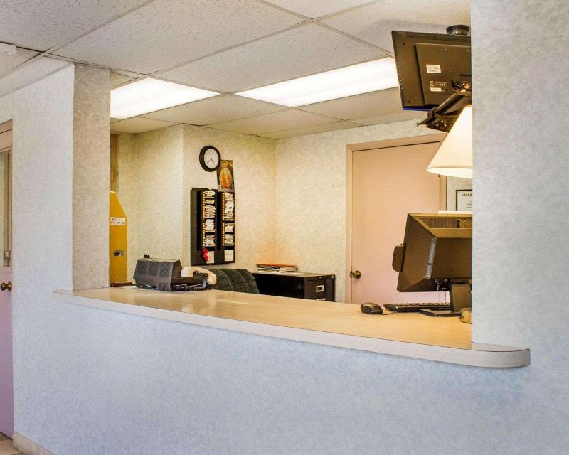 Econo Lodge Drums image