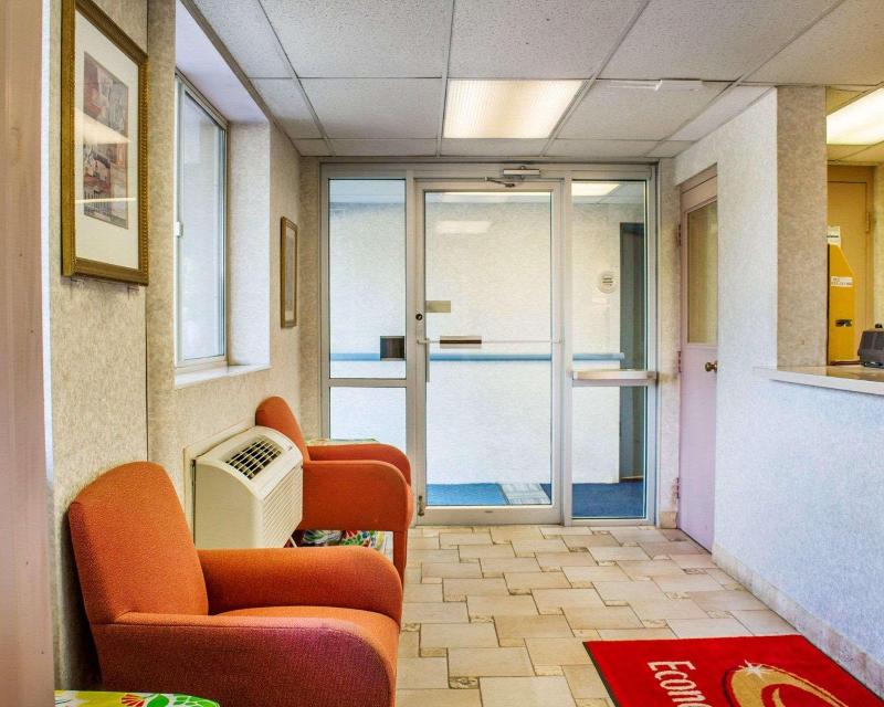 Econo Lodge Drums image