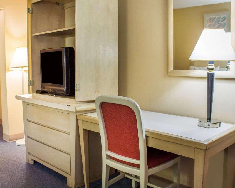 Econo Lodge Drums image