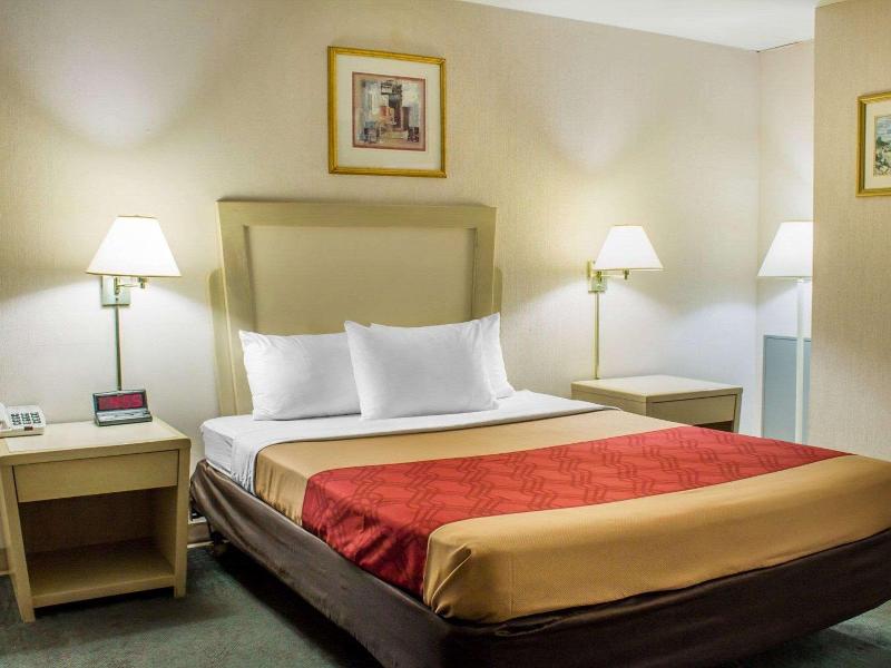 Econo Lodge Drums image
