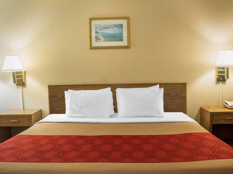 Econo Lodge Drums image