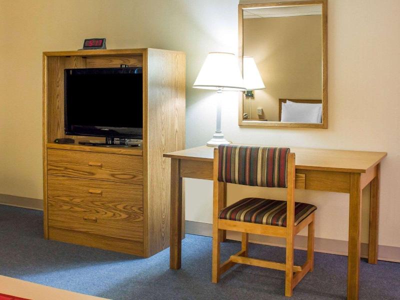 Econo Lodge Drums image