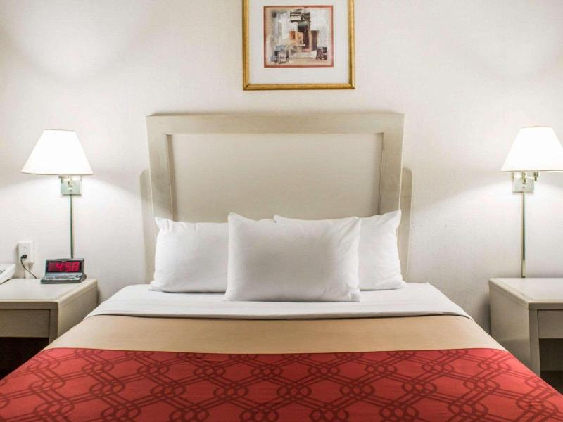 Econo Lodge Drums image