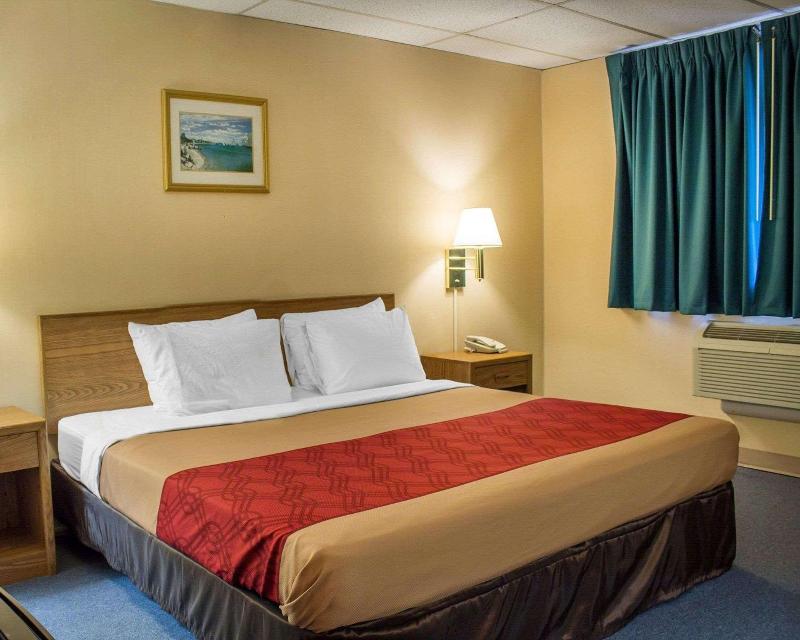 Econo Lodge Drums image