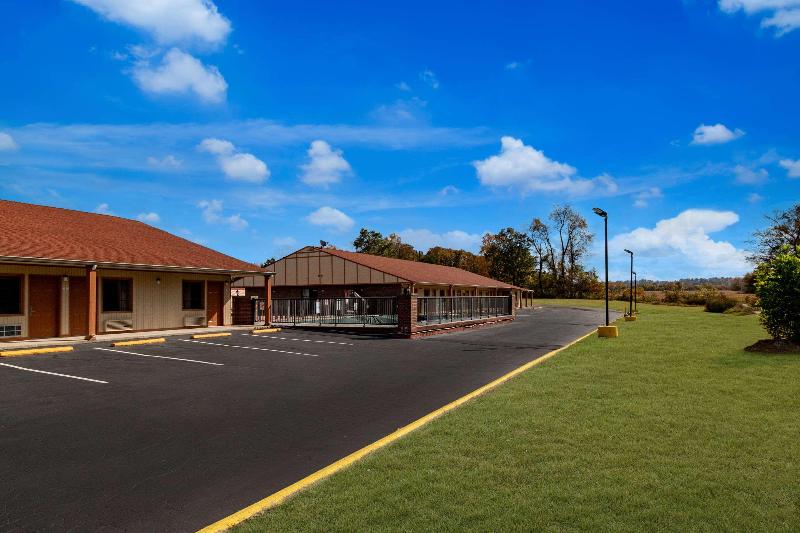 Econo Lodge Cornersville image