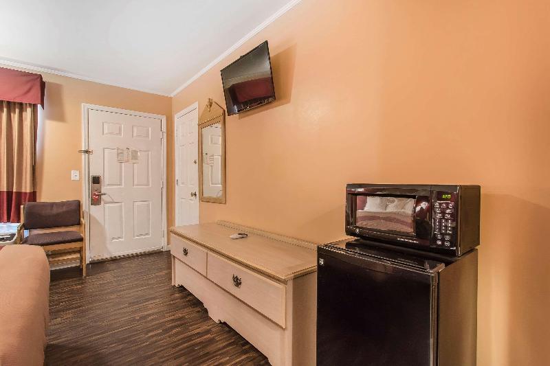 Econo Lodge Cornersville image
