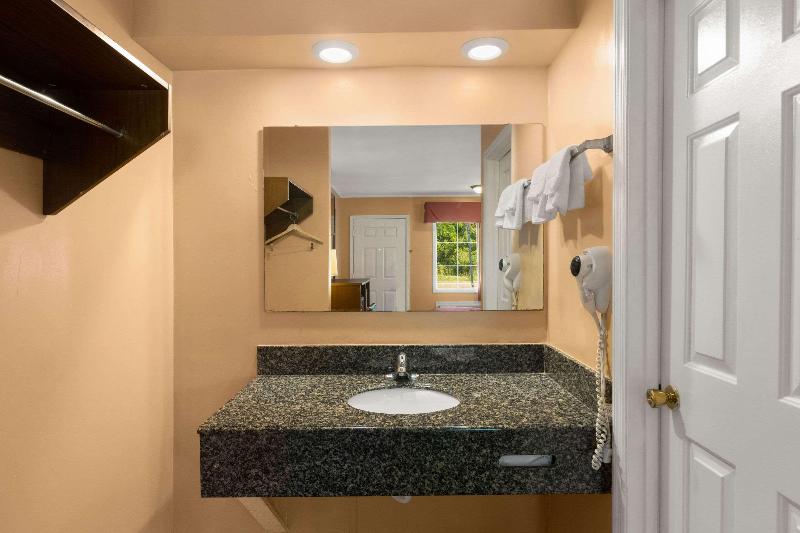 Econo Lodge Cornersville image