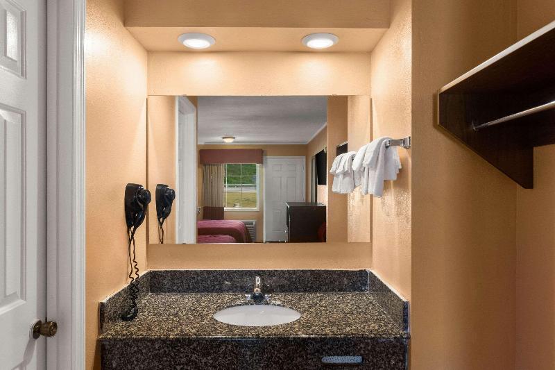 Econo Lodge Cornersville image