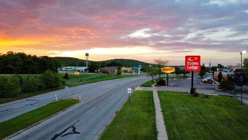 Econo Lodge Wausau - Rothschild image
